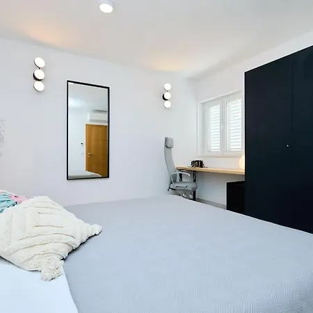 Luxe Retreat In Lapad - Seaside 아파트